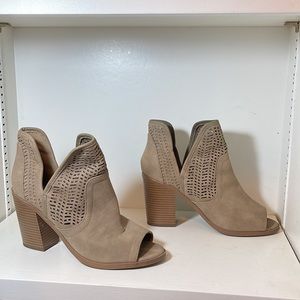 Womens Tan Soda Blocked Heal Sandals. Size 7.